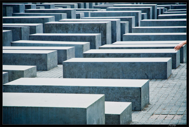 01_Unter_linden_Memorial_holocauste_001.jpg